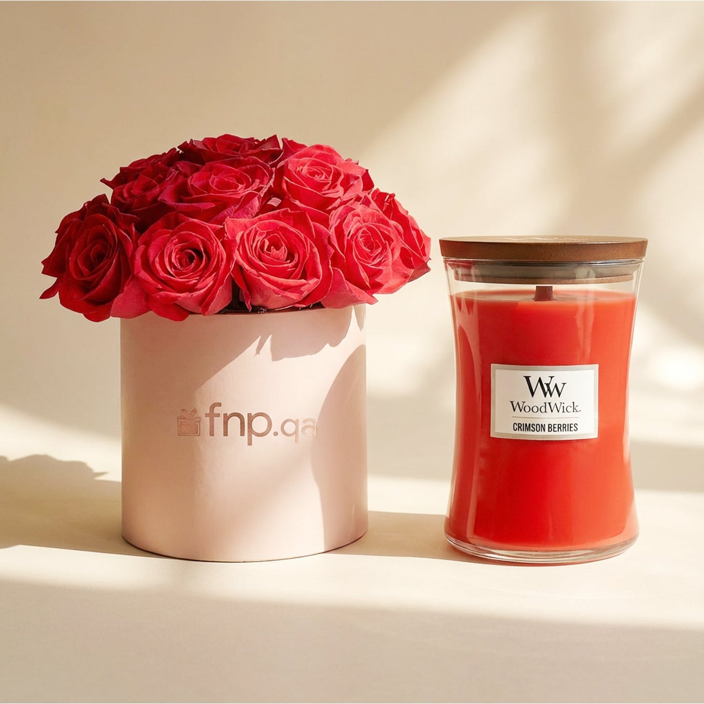 باقة ورد حمراء فاخرة ومجموعة شموع وودويك برائحة التوت القرمزي