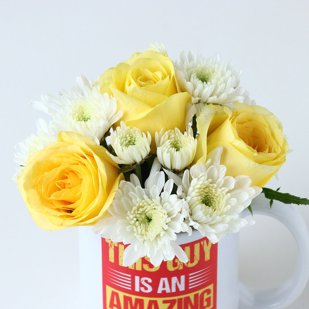 كوب الورود الخاص للأب المدهش مع ورود صفراء وأقحوان أبيض