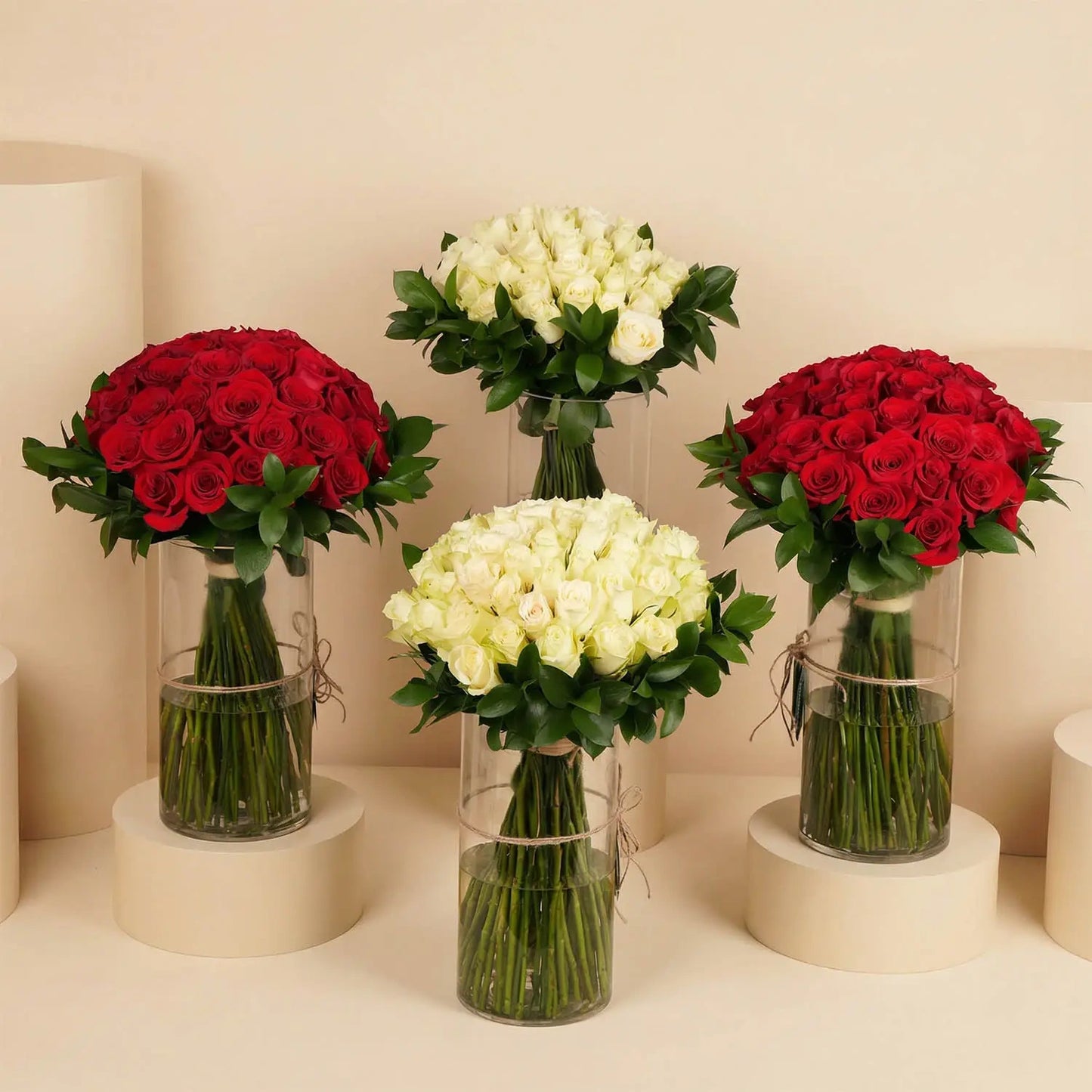 ورود ثنائية الألوان أنيقة في مزهريات زجاجية فاخرة