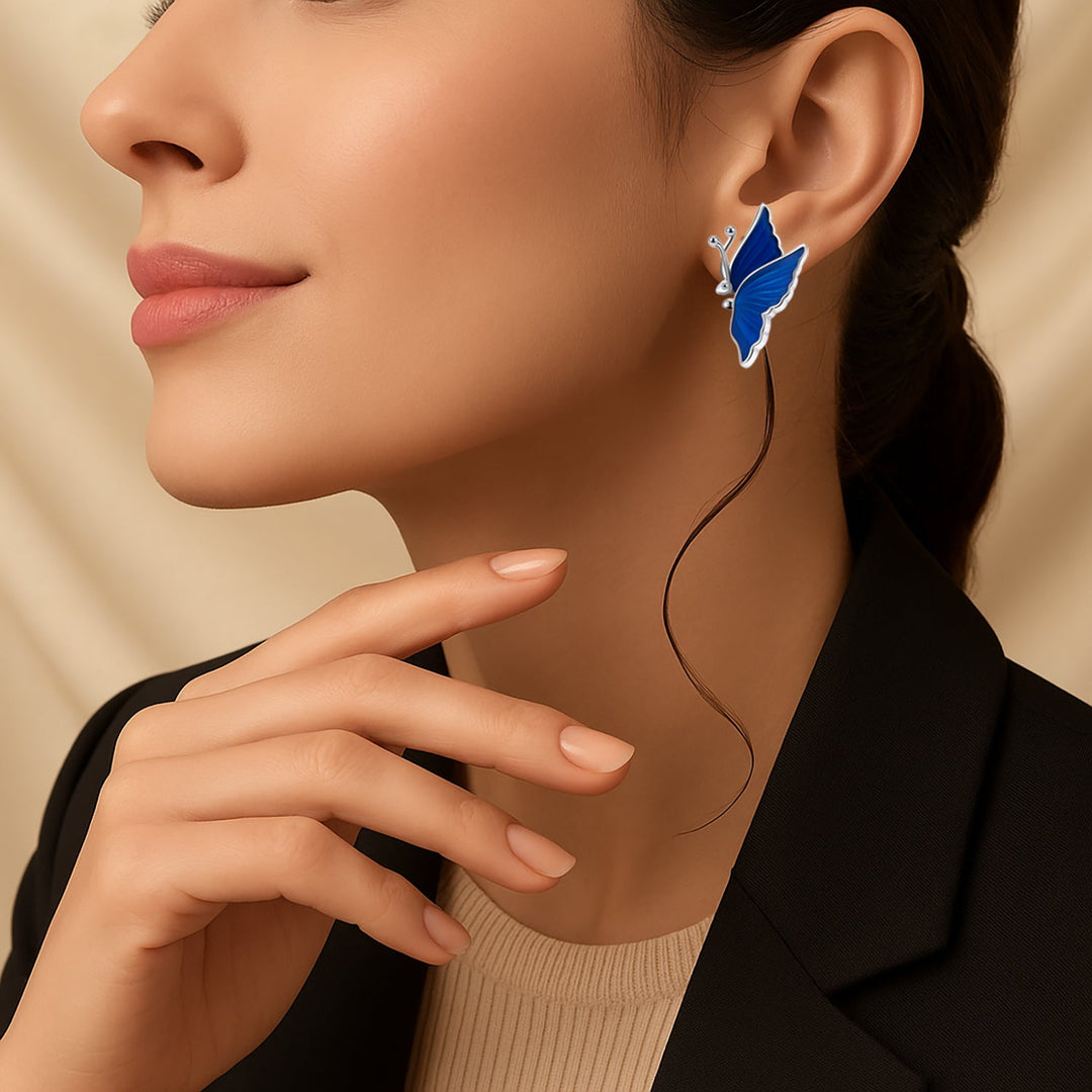 أقراط حلم فضي أنيقة مع ترتيب زهري في علبة فاخرة