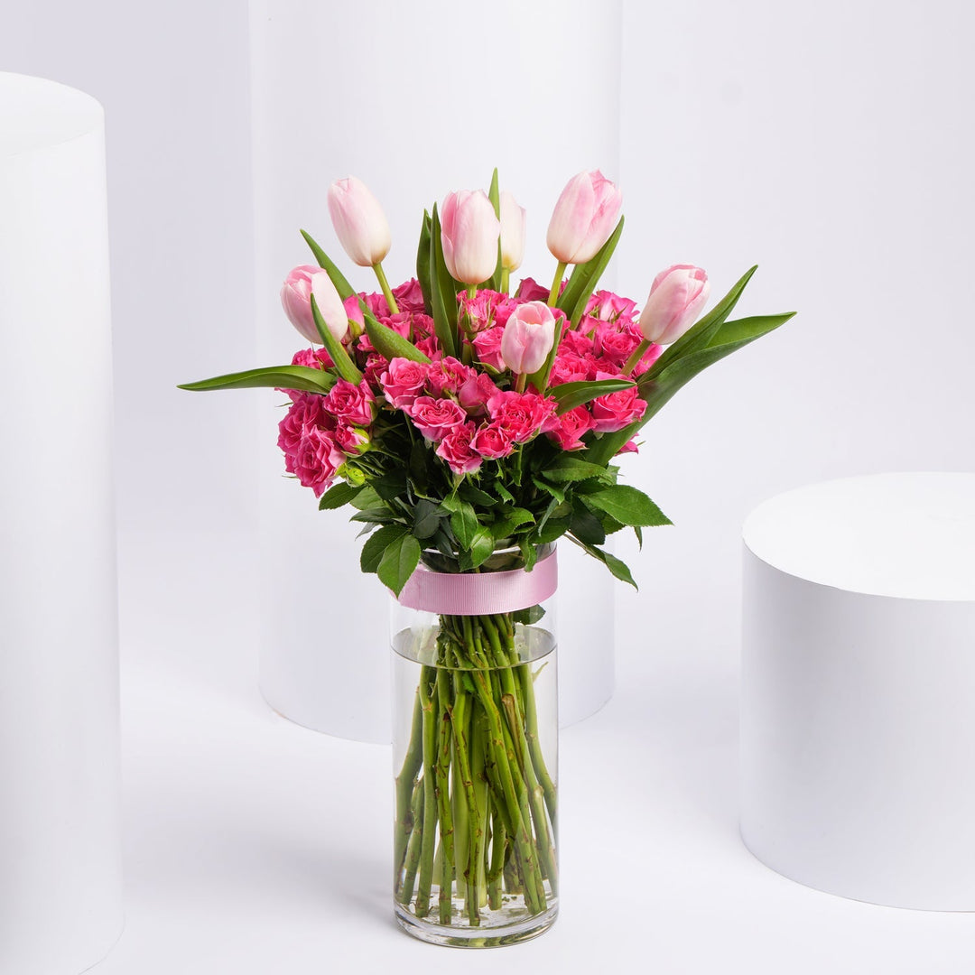 باقة ساحرة من الزهور الوردية والأقحوان في مزهرية زجاجية أنيقة