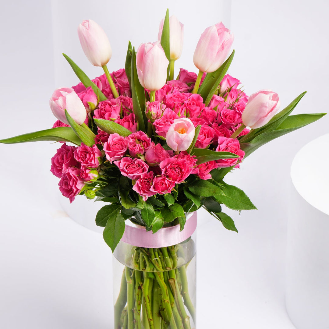 باقة ساحرة من الزهور الوردية والأقحوان في مزهرية زجاجية أنيقة