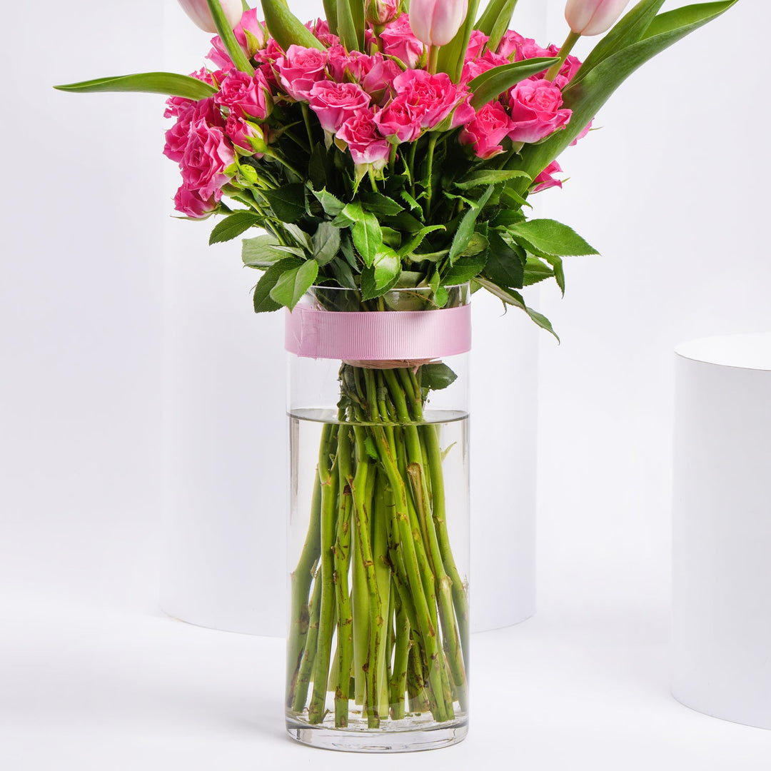 باقة ساحرة من الزهور الوردية والأقحوان في مزهرية زجاجية أنيقة