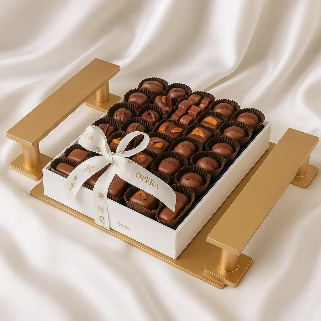 طقم هدايا فاخر من الشوكولاتة على صينية خشبية | مجموعة أوبرا باتيسري