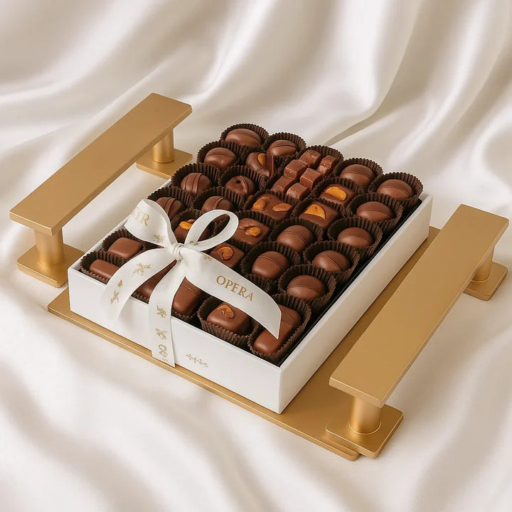 طقم هدايا فاخر من الشوكولاتة على صينية خشبية | مجموعة أوبرا باتيسري