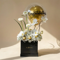 صندوق زهور فخم للتهنئة مع شوكولاتة وبالونات