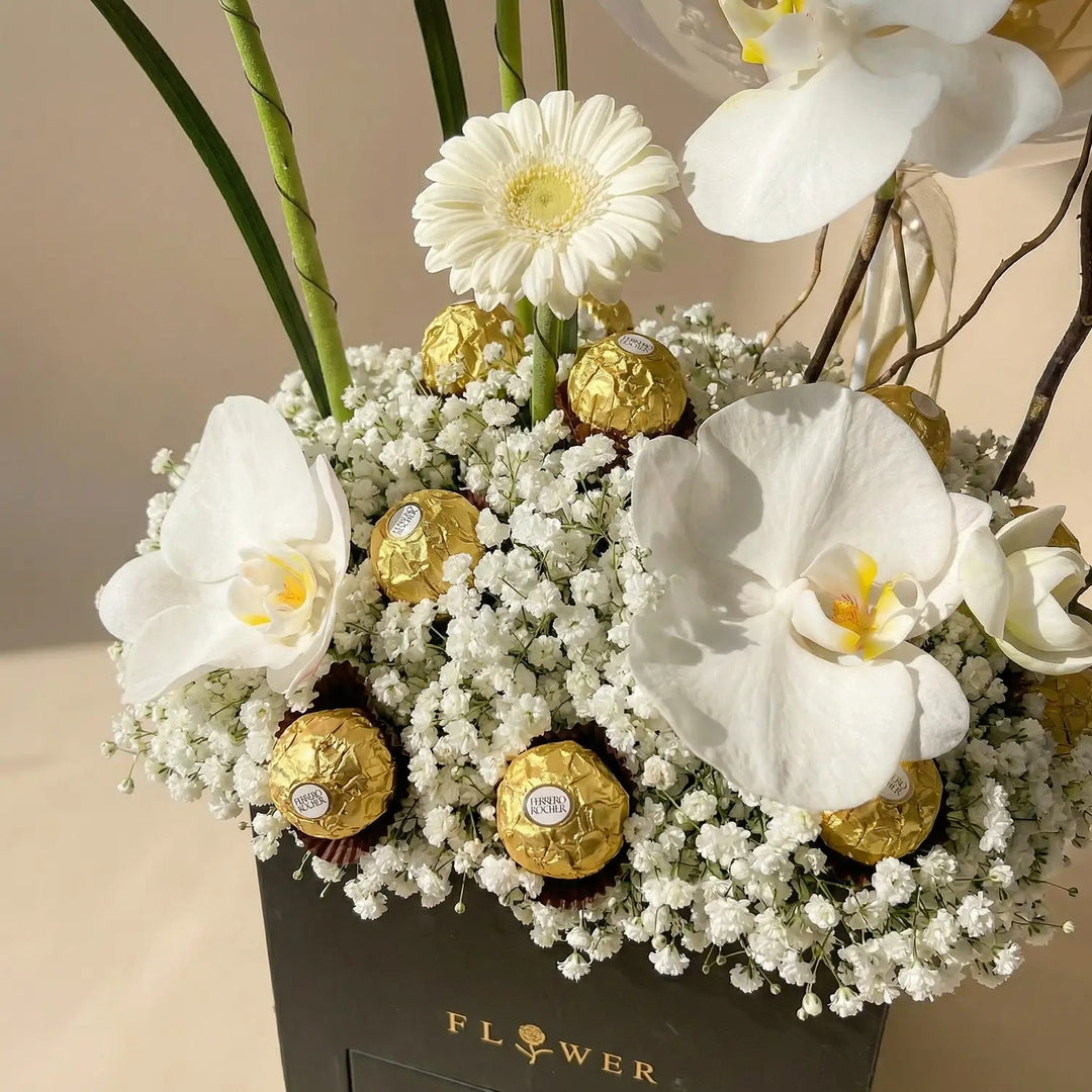 صندوق زهور فخم للتهنئة مع شوكولاتة وبالونات