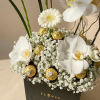 صندوق زهور فخم للتهنئة مع شوكولاتة وبالونات