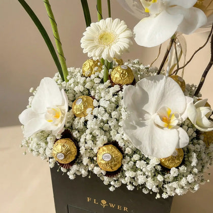 صندوق زهور فخم للتهنئة مع شوكولاتة وبالونات