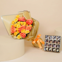 علبة شوكولاتة ذهبية فاخرة مع 16 قطعة متنوعة وباقة زهور يدوية مبهجة