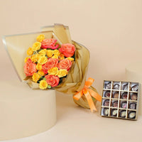 علبة شوكولاتة ذهبية فاخرة مع 16 قطعة متنوعة وباقة زهور يدوية مبهجة