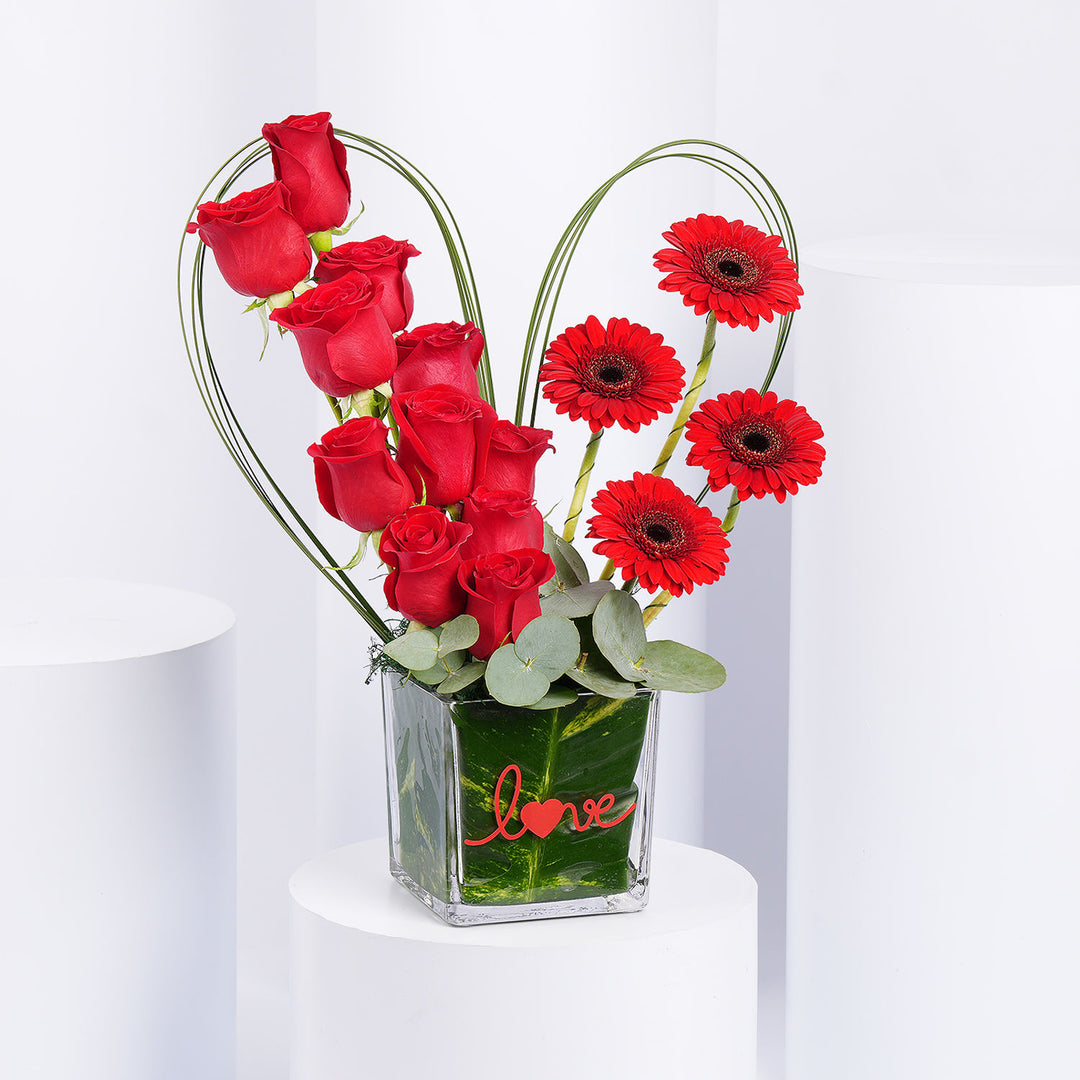 زهور الحب الأبدي والمزهرية - ترتيب الورود والجيربيرا الحمراء