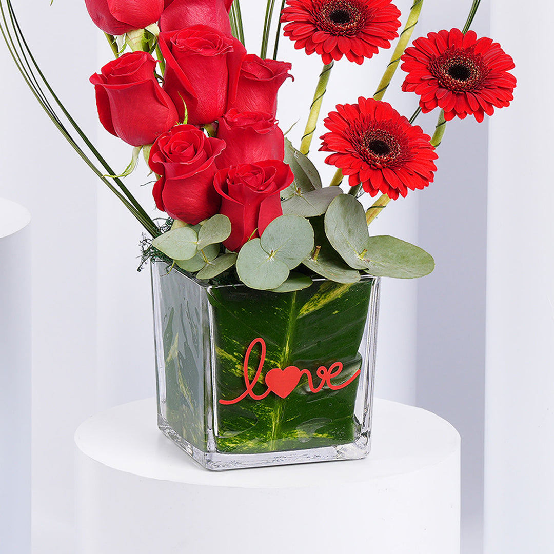زهور الحب الأبدي والمزهرية - ترتيب الورود والجيربيرا الحمراء