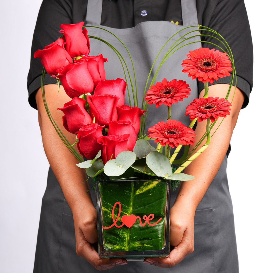 زهور الحب الأبدي والمزهرية - ترتيب الورود والجيربيرا الحمراء