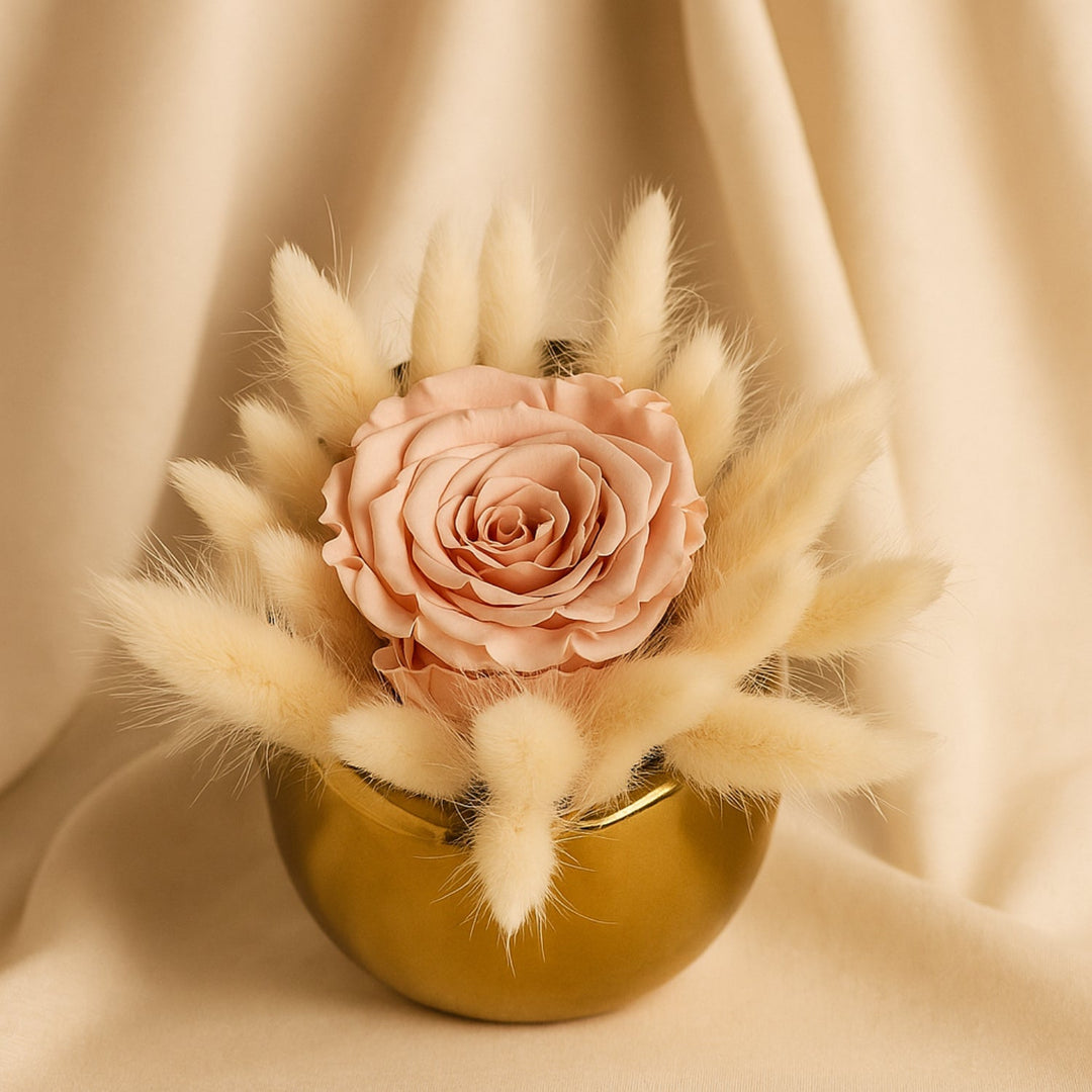 همسة الخوخ الأبدية: أناقة خالدة في مزهرية ذهبية