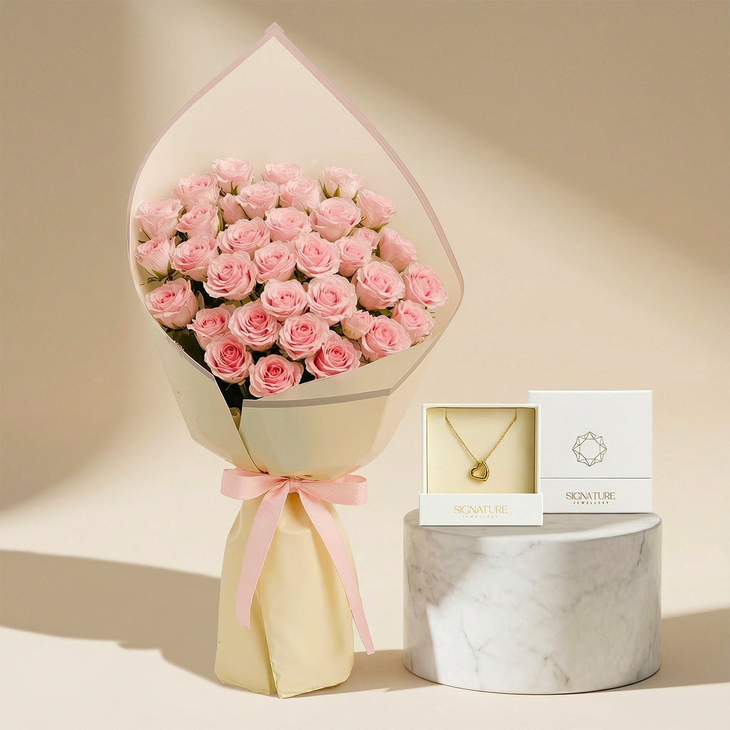 قلادة القلب الذهبي مع باقة الورود الوردية - هدية مثالية للحب والأناقة