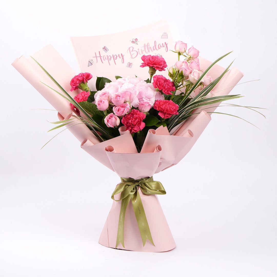 باقة زهور عيد ميلاد أنيقة بالورود والقرنفل الوردي