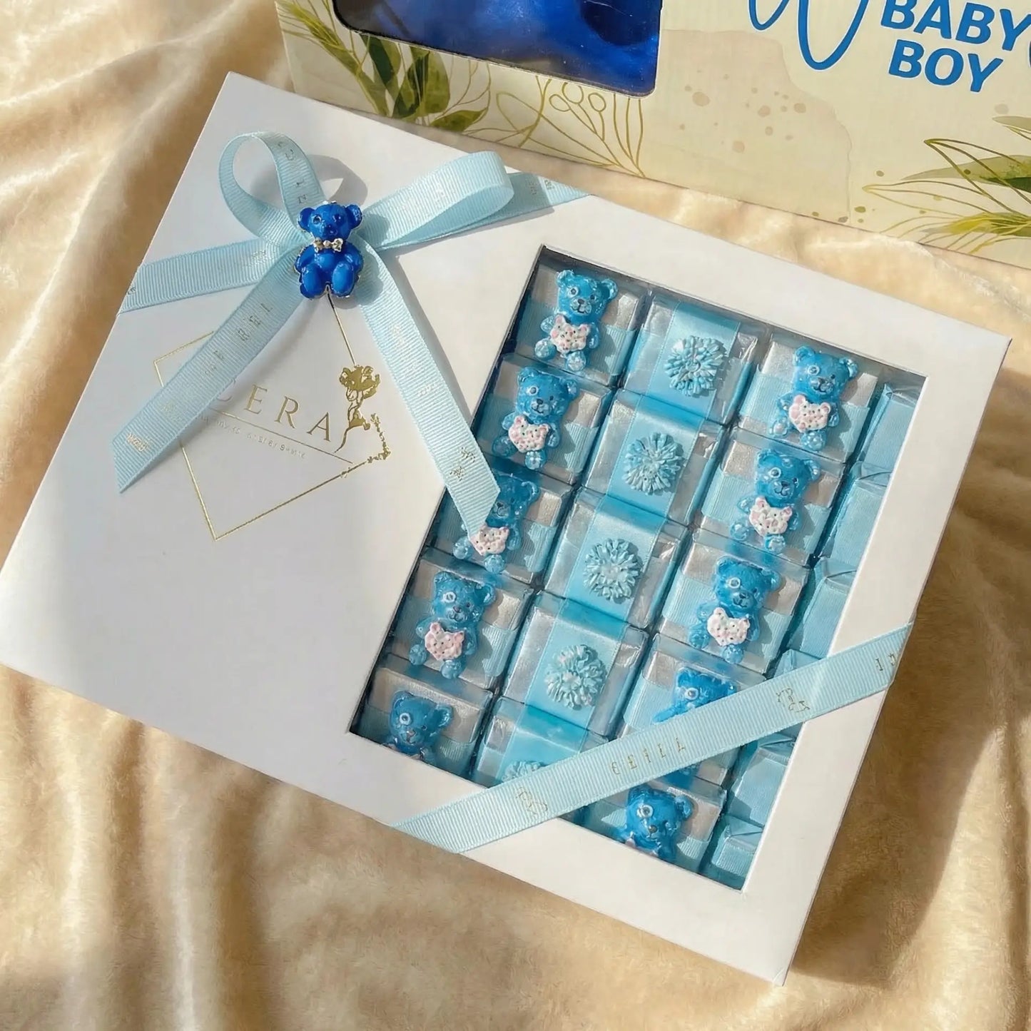 ترحيب زهور بلون أزرق سماوي مع شوكولاتة أوبرا