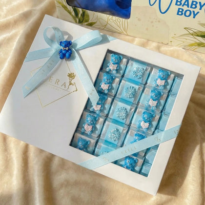 ترحيب زهور بلون أزرق سماوي مع شوكولاتة أوبرا