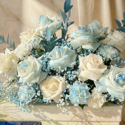 ترحيب زهور بلون أزرق سماوي مع شوكولاتة أوبرا