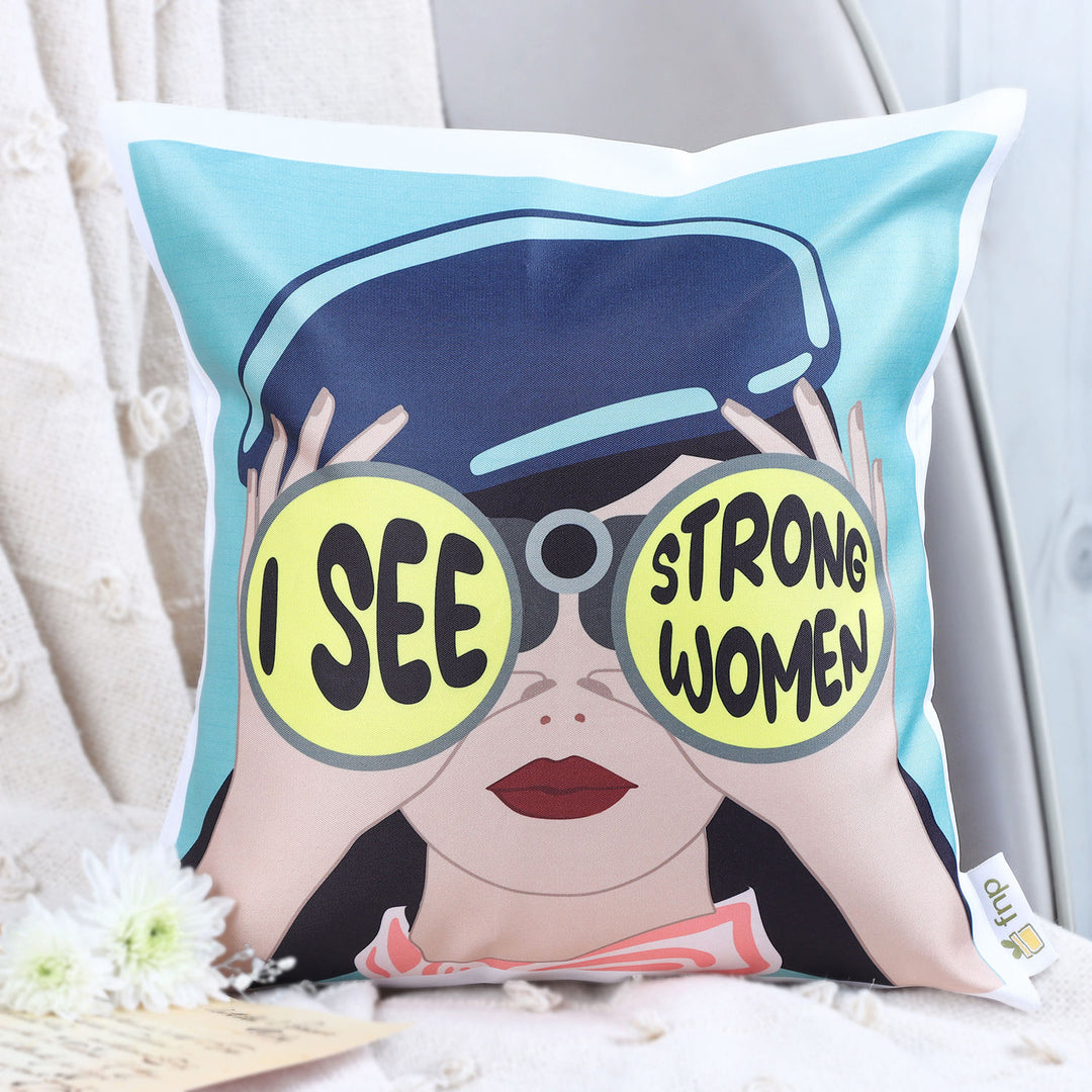 وسادة مطبوعة برسالة 'أرى نساء قويات' - ديكور منزلي فني