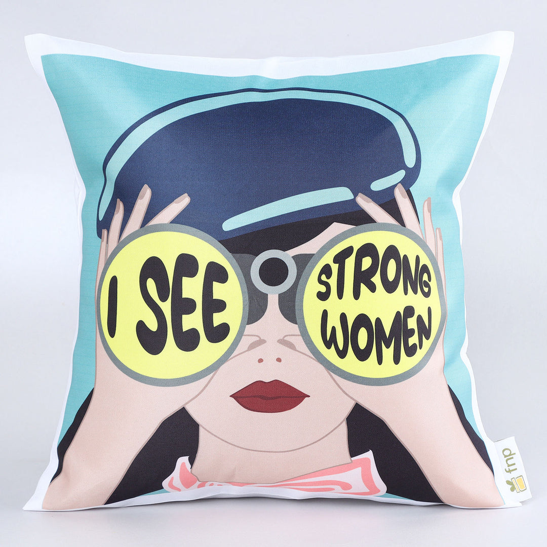 وسادة مطبوعة برسالة 'أرى نساء قويات' - ديكور منزلي فني