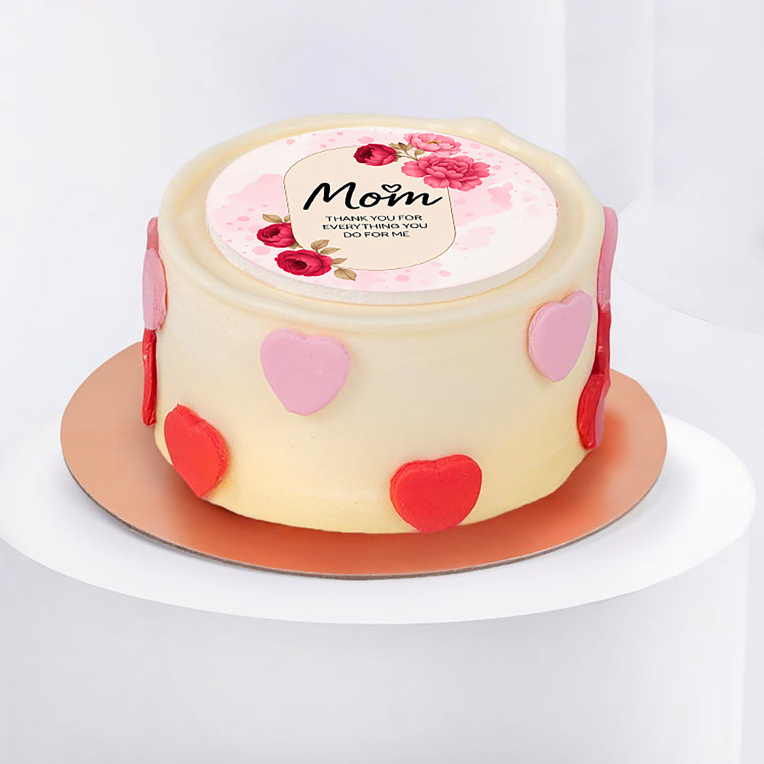 ترتيب زهور لأفضل أم في العالم مع كعكة الفانيليا