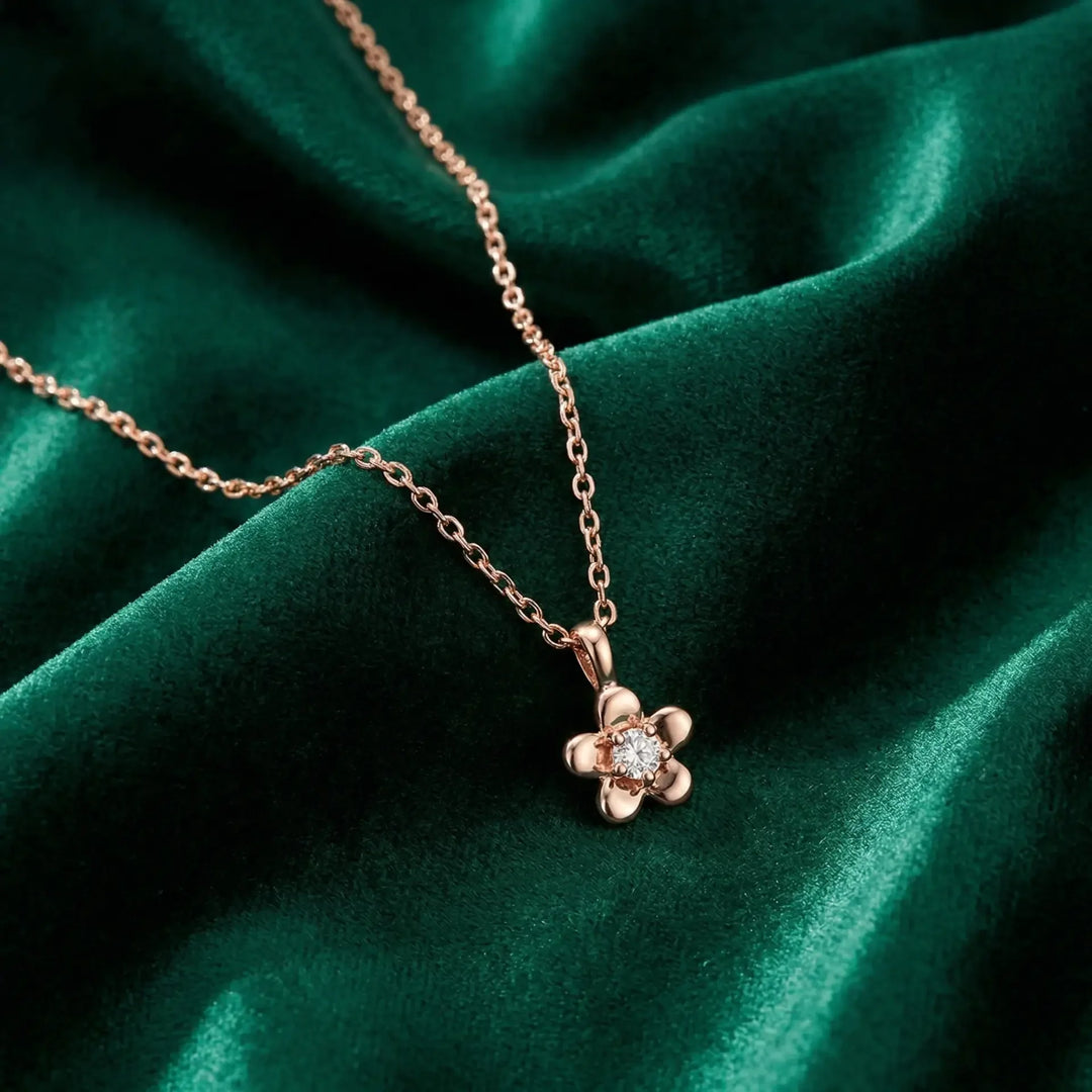 قلادة الفرح الرائعة – أناقة الذهب الوردي عيار 18 والماس