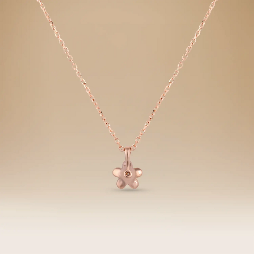 قلادة الفرح الرائعة – أناقة الذهب الوردي عيار 18 والماس