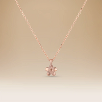 قلادة الفرح الرائعة – أناقة الذهب الوردي عيار 18 والماس