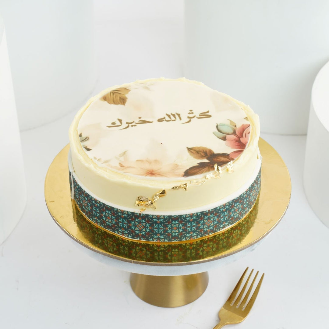 كيكة رد فلفت أنيقة منقوشة بالورود