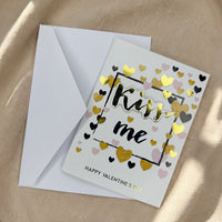 بطاقة تهنئة رومانسية 'قبلني' ليوم الحب