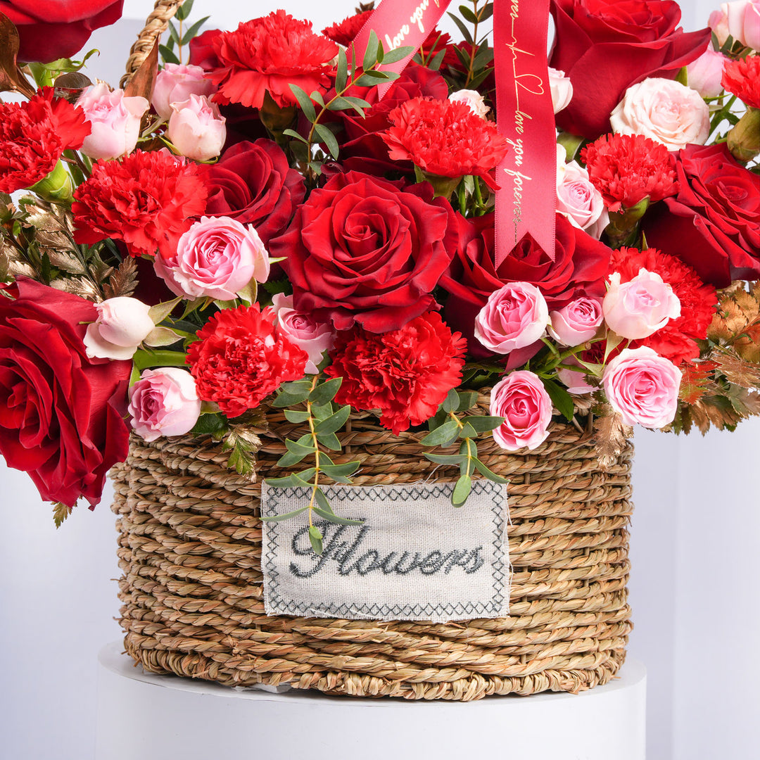 باقة حب في الهواء: مزيج من الزهور والبالونات