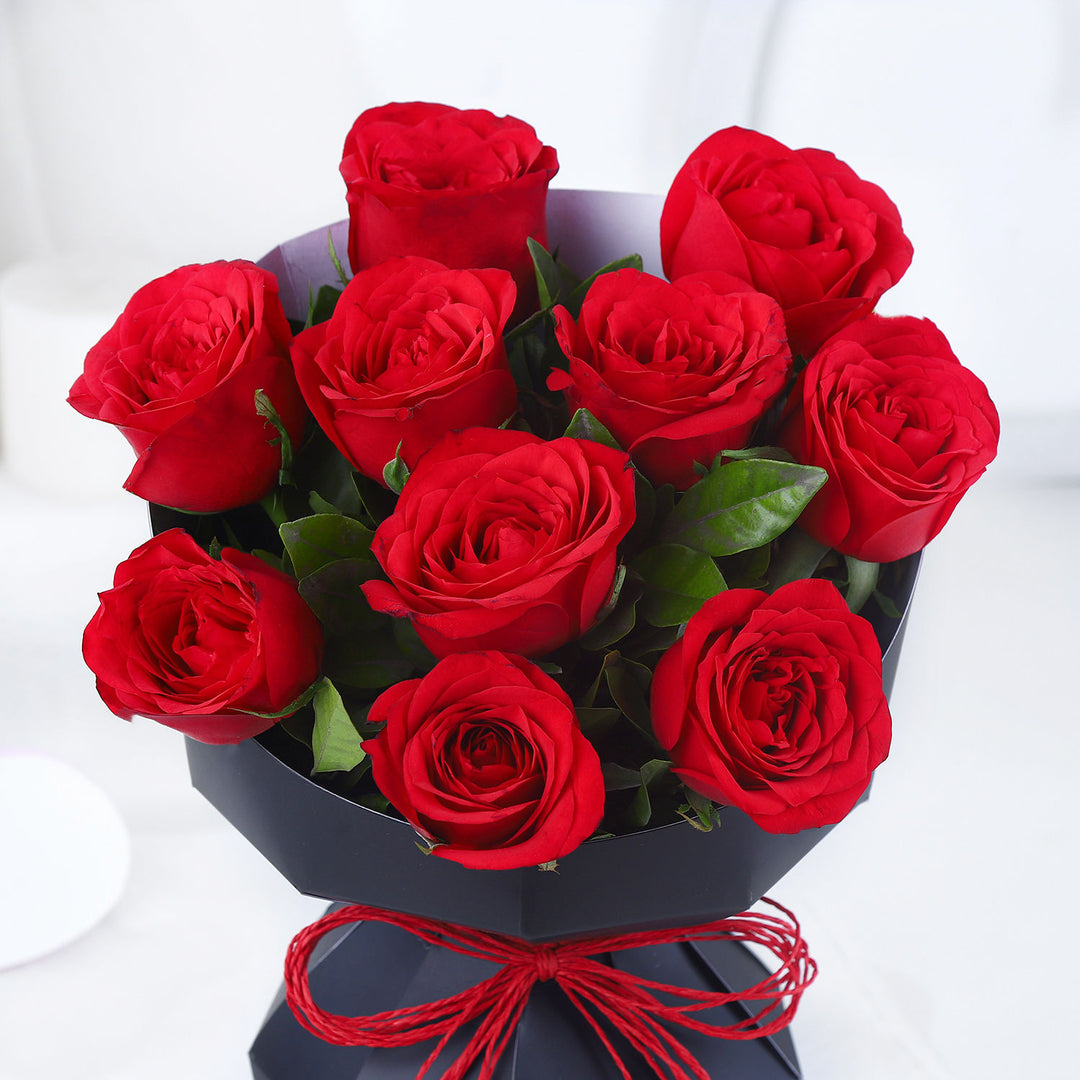 باقة ورود الحب الفاخرة مع قاعدة سوداء أنيقة