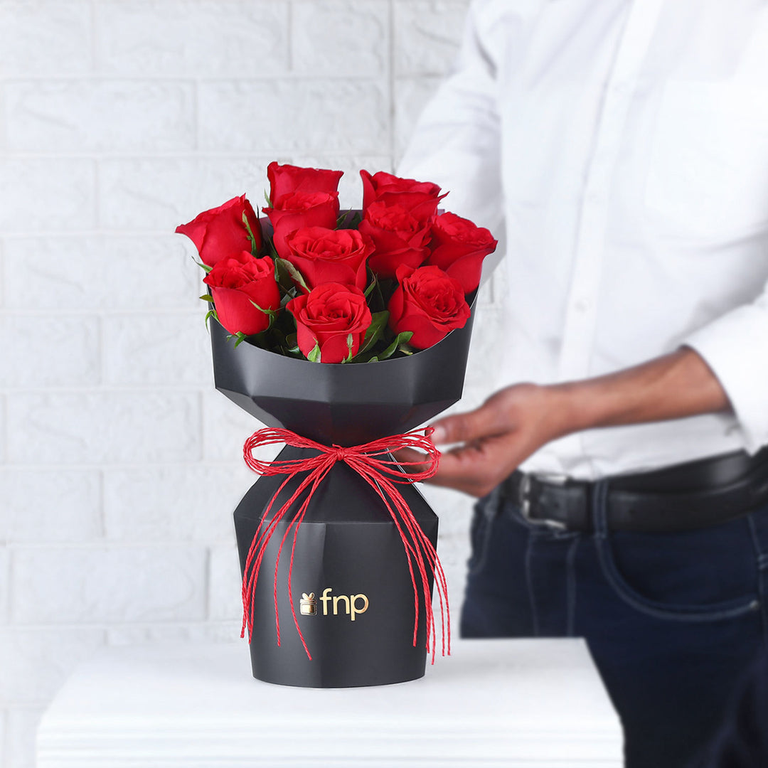 باقة ورود الحب الفاخرة مع قاعدة سوداء أنيقة