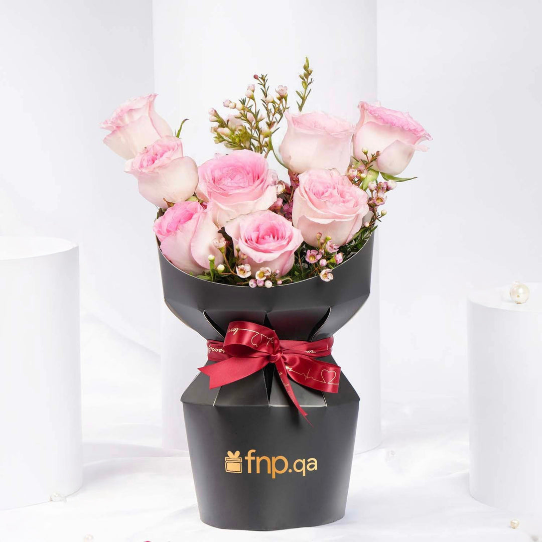 إزهار العشاق: باقة ورود وردية أنيقة مع زهرة الشمع