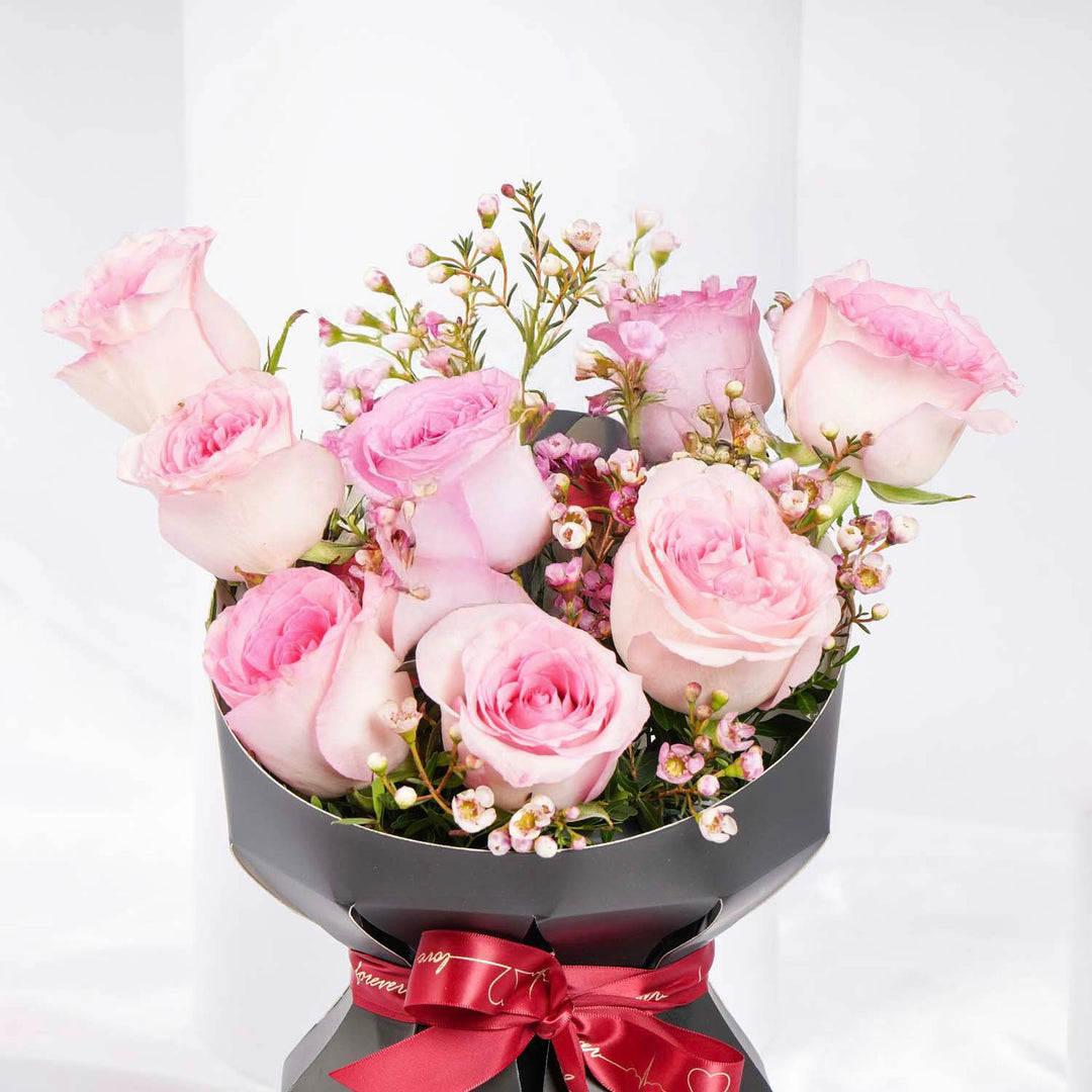 إزهار العشاق: باقة ورود وردية أنيقة مع زهرة الشمع