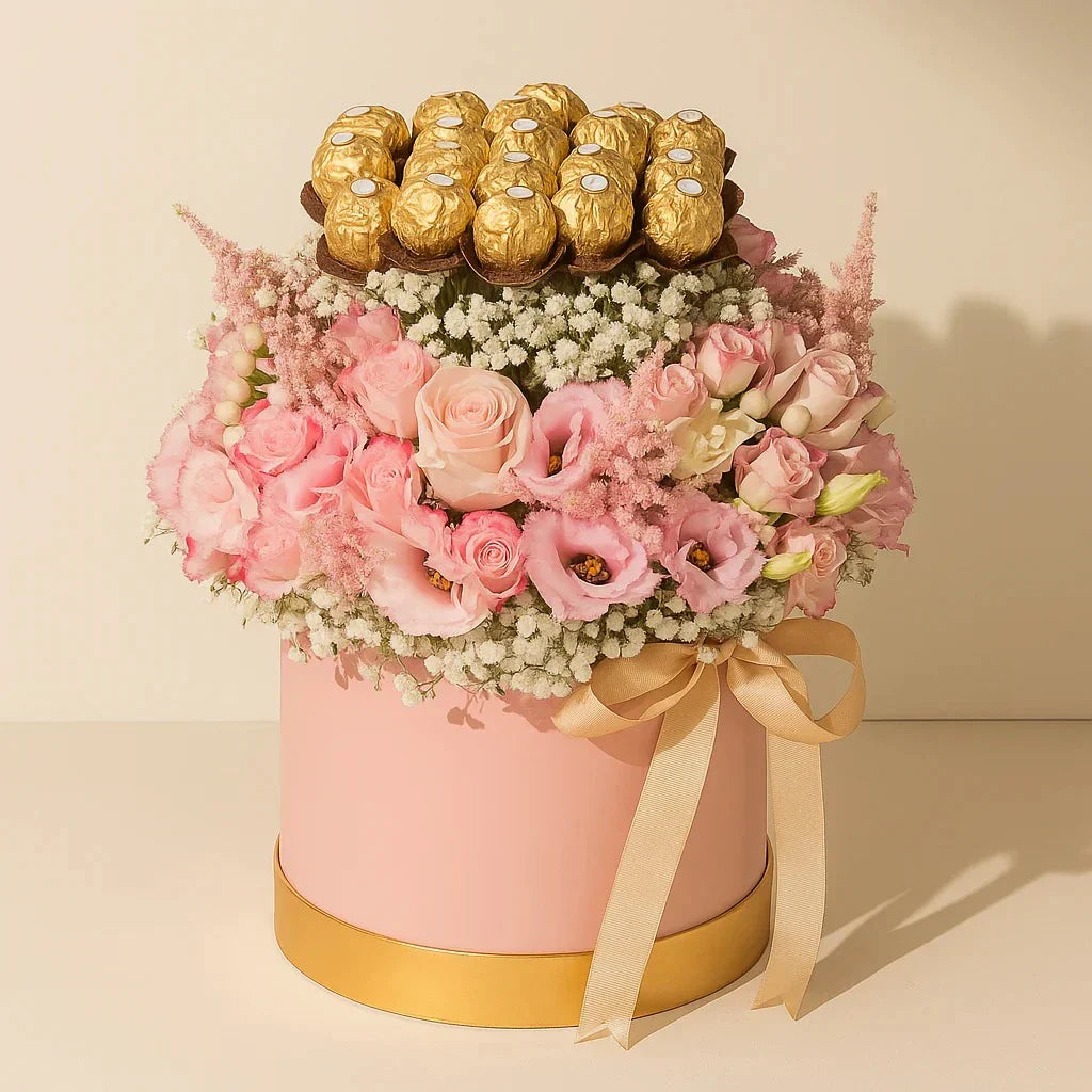 ترتيب أزهار وردية أنيق مع فيريرو روشيه في صندوق فاخر