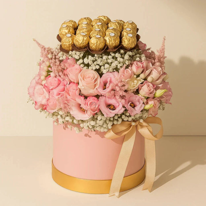 ترتيب أزهار وردية أنيق مع فيريرو روشيه في صندوق فاخر