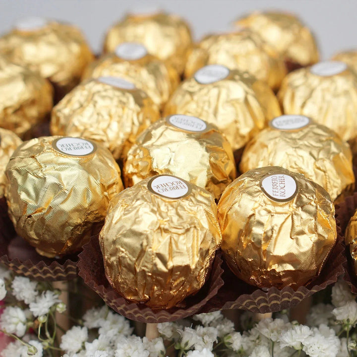 ترتيب أزهار وردية أنيق مع فيريرو روشيه في صندوق فاخر