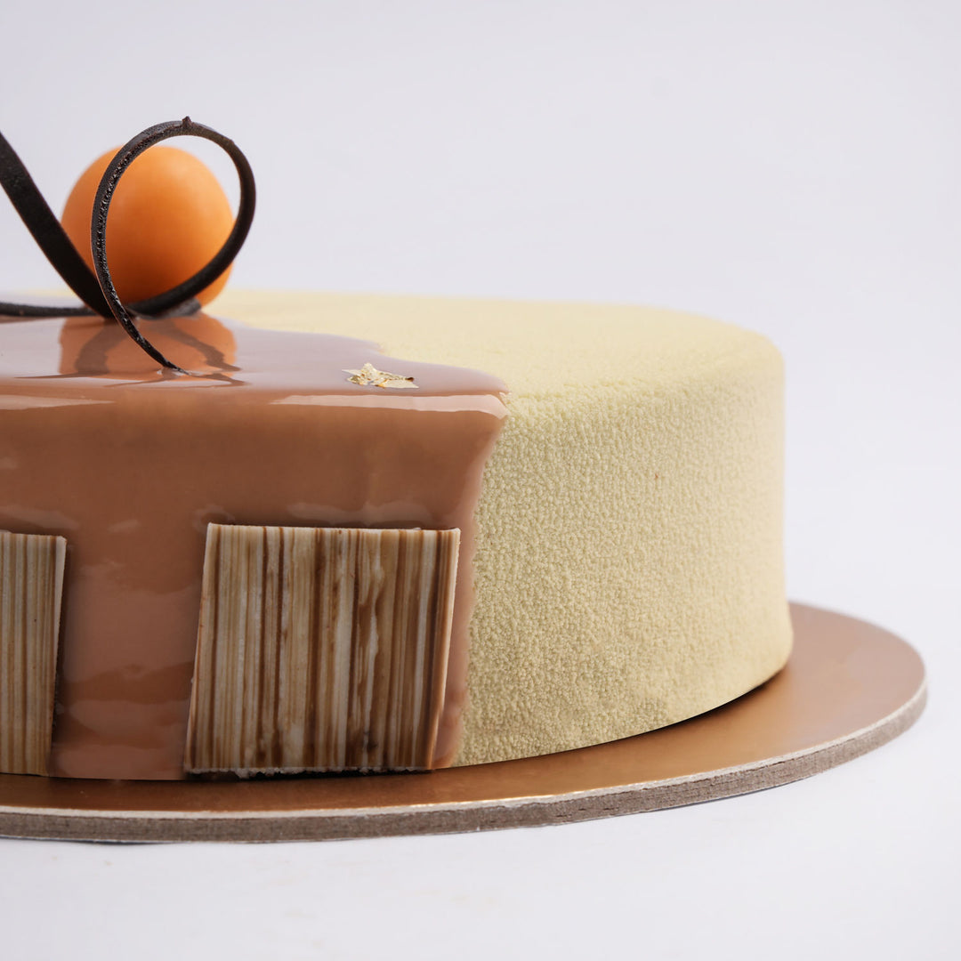 كيك الفدج بالشوكولاتة البيضاء الفاخرة مع لمسة الكراميل