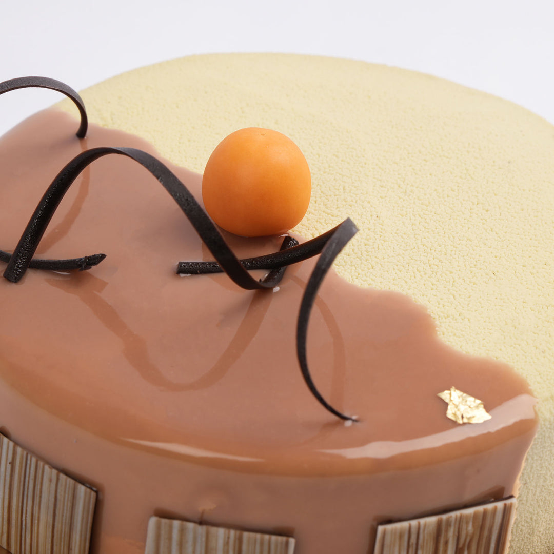 كيك الفدج بالشوكولاتة البيضاء الفاخرة مع لمسة الكراميل