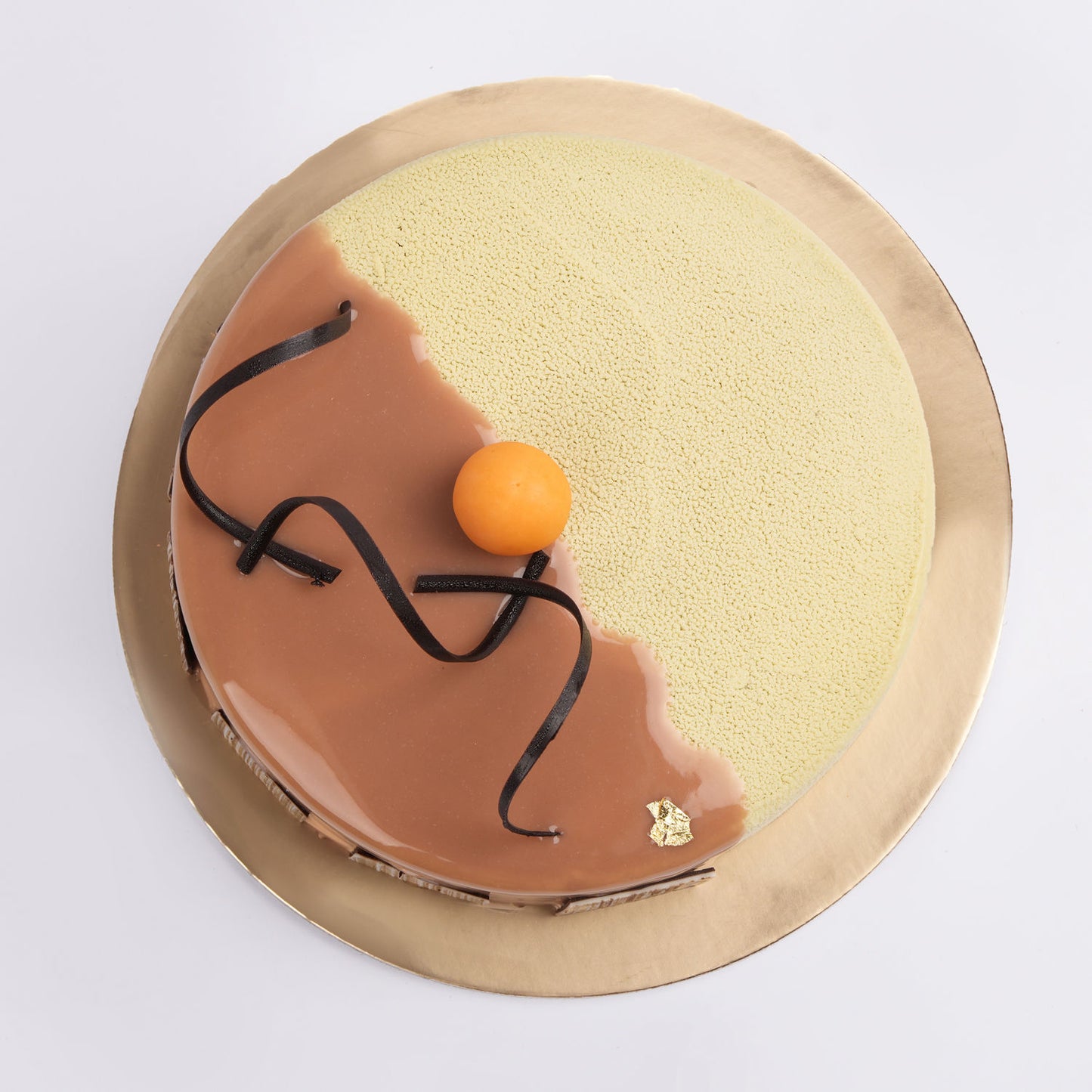 Luxurious White Chocolate Fudge Cake