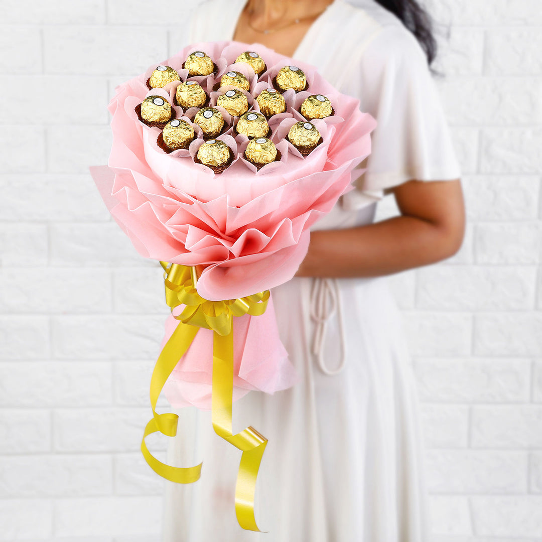 باقة شوكولاته فيريرو روشيه الفاخرة مع تغليف وردي وشريط ذهبي