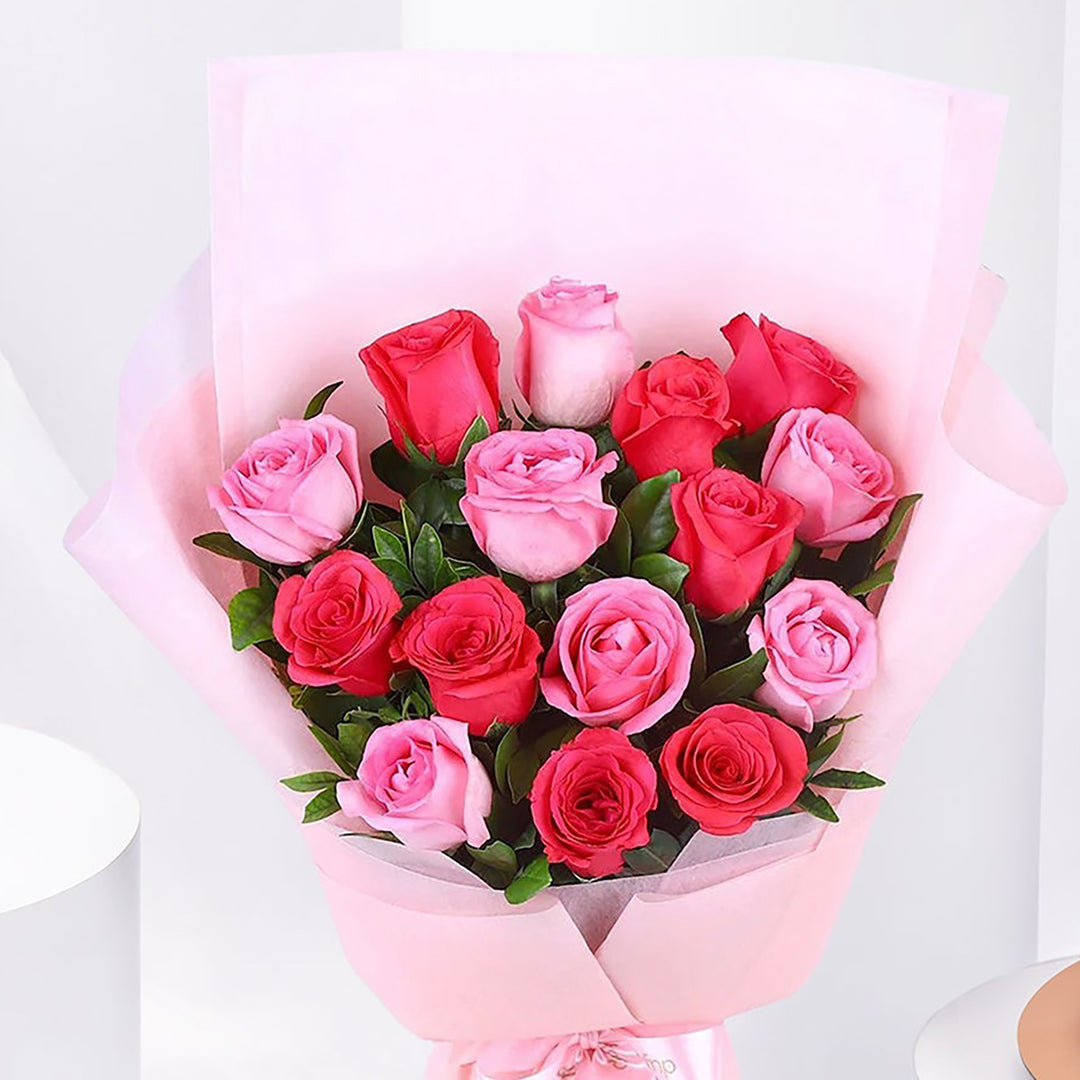 Delightful Rosy Bouquet and Cake Combo for Mother's Day