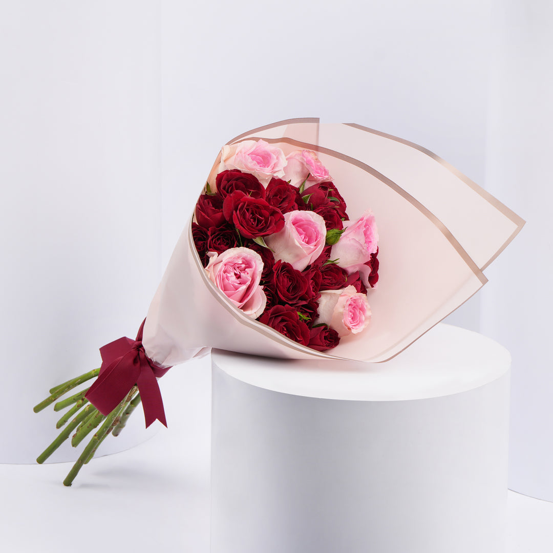 لحظات متفتحة – باقة أنيقة من الورود الحمراء والوردية