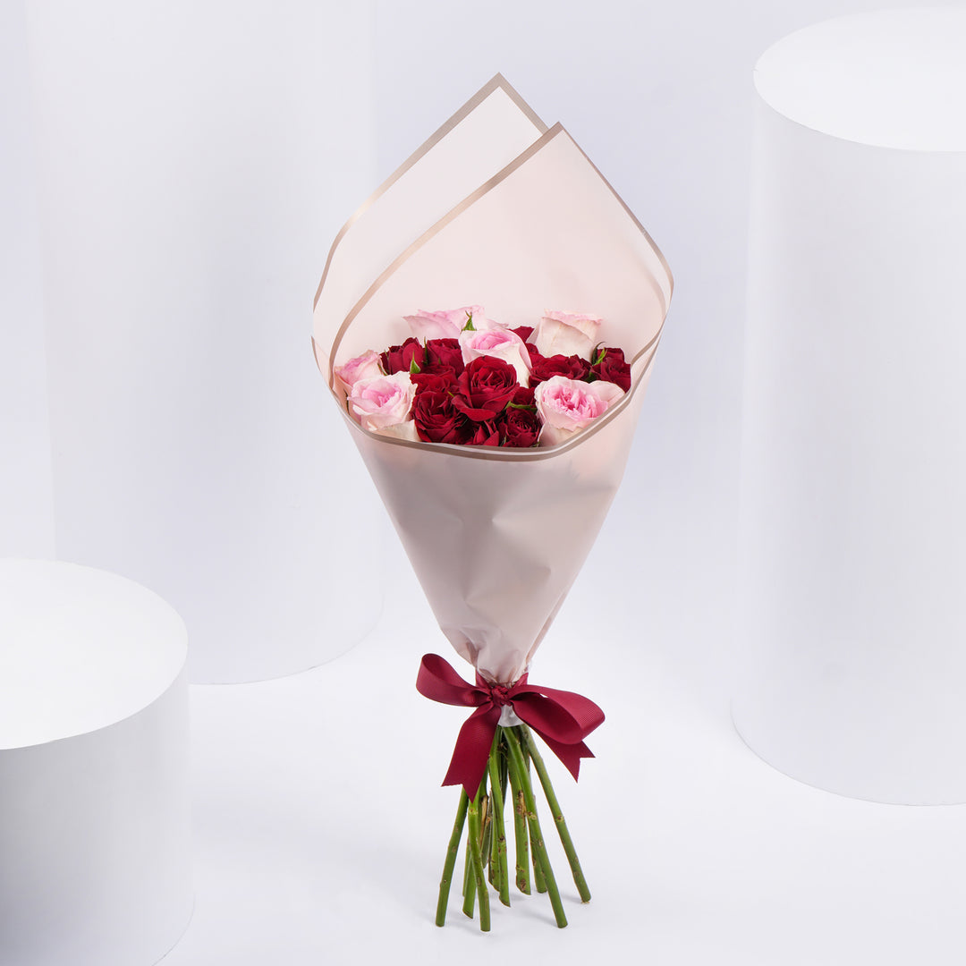 لحظات متفتحة – باقة أنيقة من الورود الحمراء والوردية