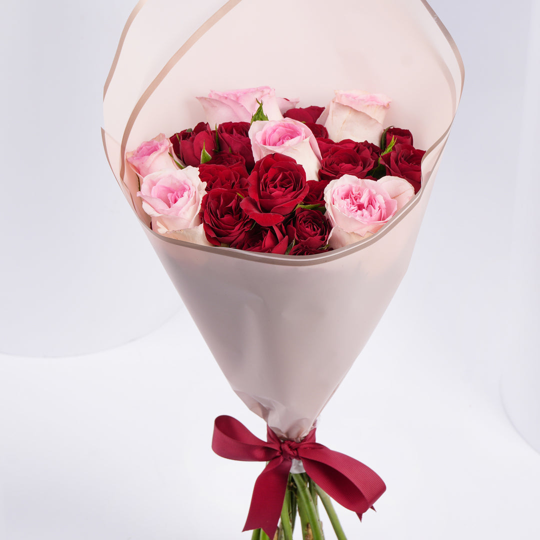 لحظات متفتحة – باقة أنيقة من الورود الحمراء والوردية