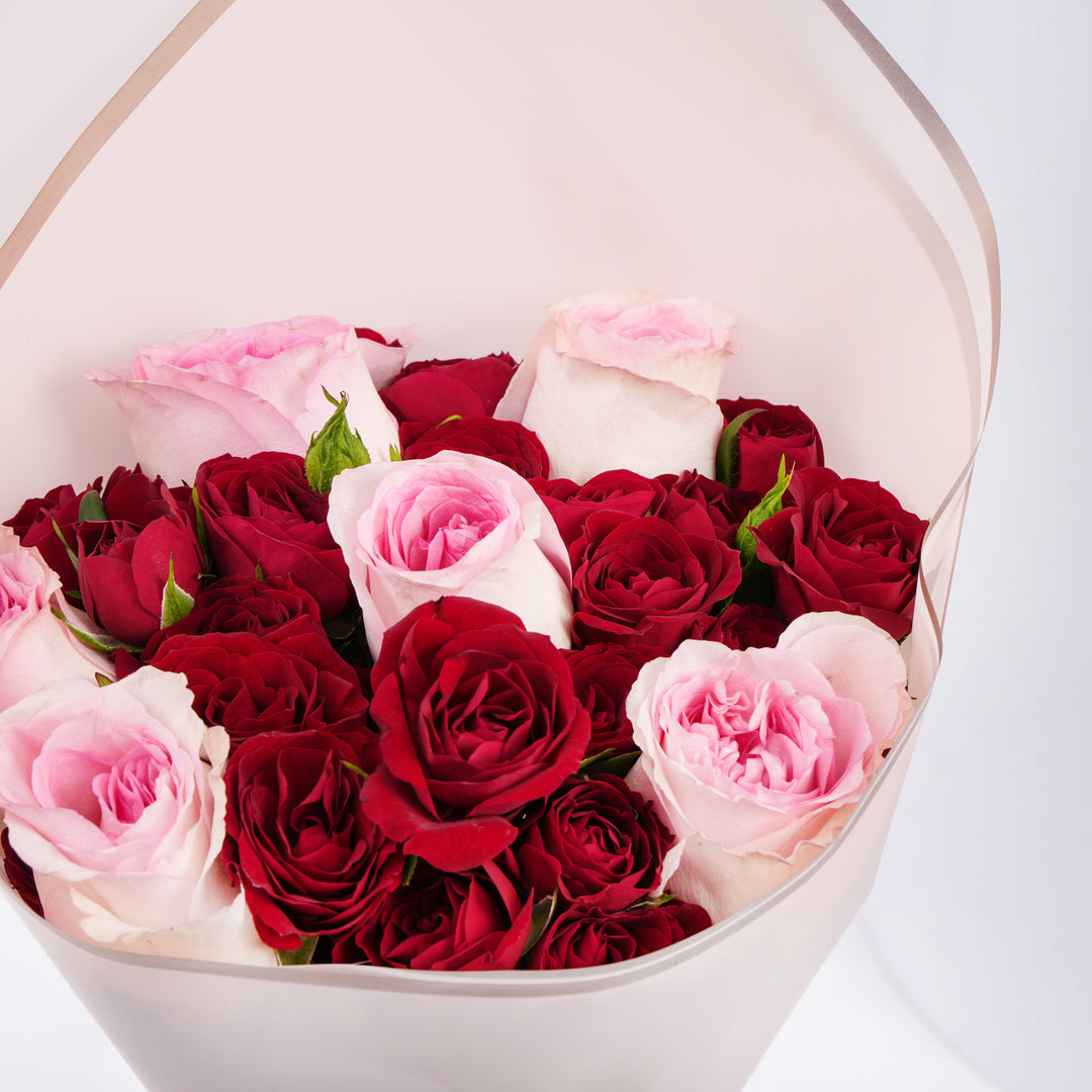 لحظات متفتحة – باقة أنيقة من الورود الحمراء والوردية