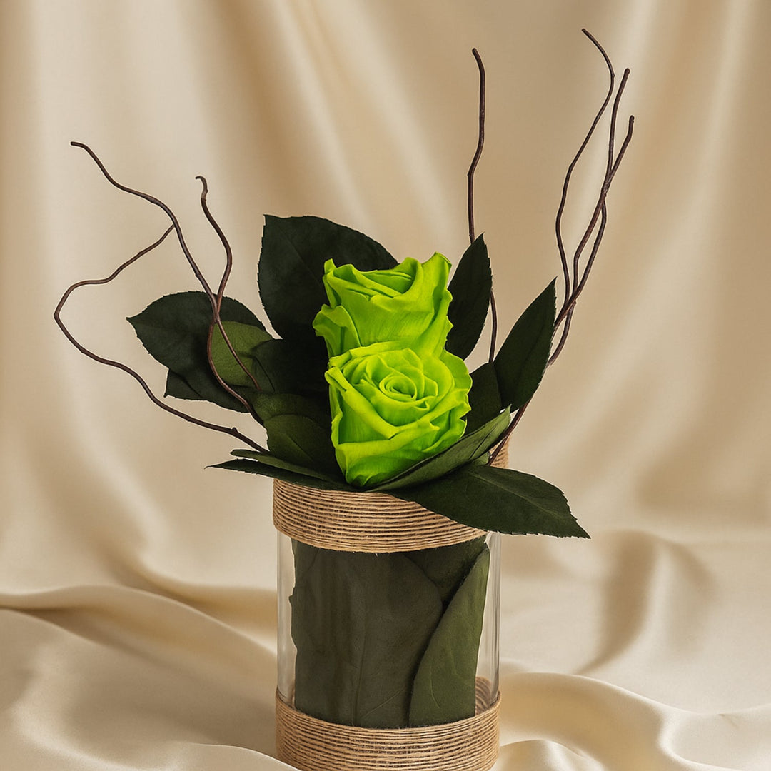 تنسيق طبيعي للورود الخضراء الأبدية في مزهرية زجاجية